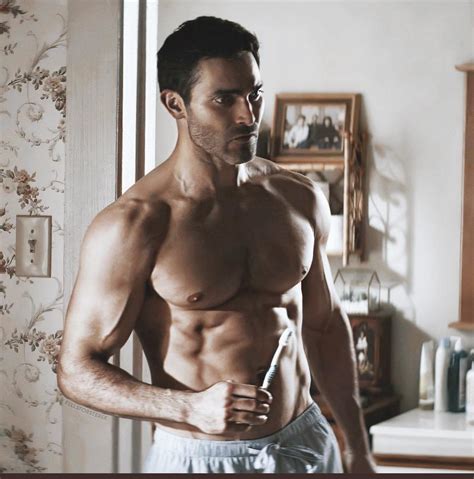 Tyler Hoechlin’s physique in Superman and Lois is top。